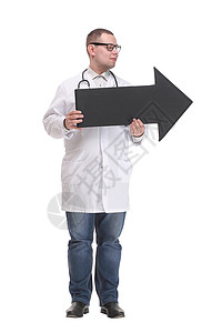 年轻微笑的医生前视线 他拿着黑箭向右指工作工作室生活保健职员男性战略快乐卫生外套图片