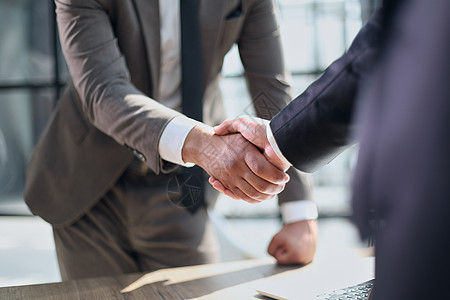 密切商业伙伴的握手关系套装职员谈判会议工作交易同事合作战略企业家图片