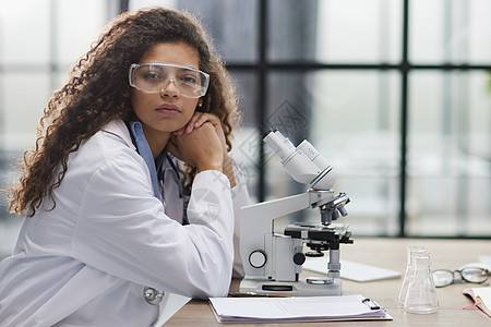 在生物实验室的年轻女性 有吸引力的年轻女性科学学家管子化学品测试外套商业药品助手化学学生诊所图片