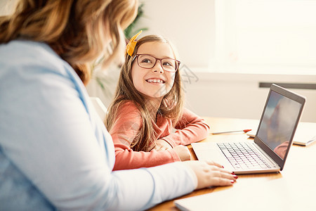 手提电脑教育母亲孩子女儿女孩家庭童年背景图片