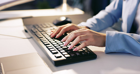 为程序员代码编码的女商务人士的计算机 手和键盘打字 致力于 ui 数字搜索体验的 seo 网页设计开发人员的软件 分析和数据库研图片