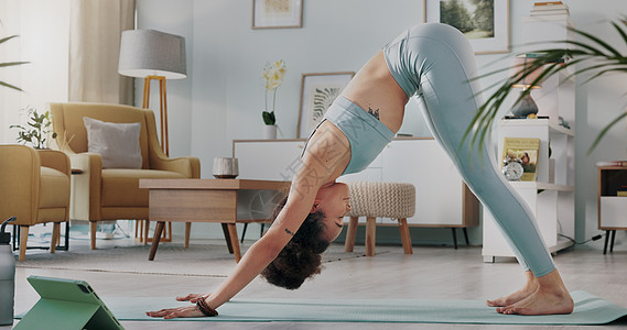 健身 瑜伽或冥想伸展运动的女人在她家的客厅里锻炼 在训练 锻炼或健康时使用禅宗普拉提以保持健康的脉轮焦点 心态或平衡的女孩女性运图片