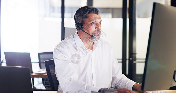 呼叫中心 人员和客户服务 用于咨询 电话营销和办公室在线帮助 男性代理人 顾问和客户服务的耳机 员工和谈话的谈话和建议图片