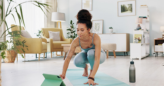 在家休息室通过互联网虚拟培训在线课程 辅导或现场直播 与健身妇女一起参加锻炼 瑜伽和平板体运动 利用精神健康治疗技术培养女性身体图片