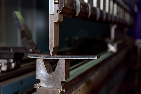 金属弯曲在CNC弯曲机上的过程 用V形矩阵和拳头制造金属制造业工人工作钣金生产机器技术工程师加工金工图片