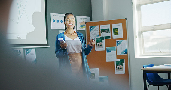 演示文稿 商业黑人女性和数据分析研讨会 利润审查或增长战略研讨会 营销统计数据 销售图表和演讲者或演示者在投影仪上培训观众头脑教图片