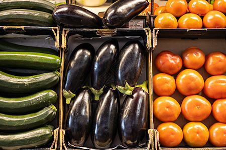 当地水果和蔬菜市场出售的箱中多彩有机夏季生物蔬菜 西红柿 青菜和茄子图片