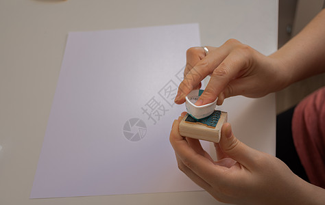 妇女用手打上可持续包装的印章邮票控制桌子办公室电脑墨水文员合同证书工作图片
