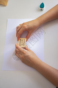 妇女用手打上可持续包装的印章财产邮票证书剪贴簿遗嘱民众控制记录金融女性图片