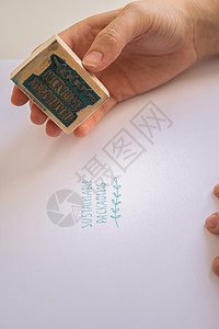 妇女用手打上可持续包装的印章文员女士权威桌子公司海豹合同剪贴簿法律记录图片