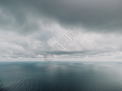 抽象的空中海夏季海洋日落自然背景 运动中水面上的小波浪与来自太阳的金色散景光模糊 假期 假期和娱乐概念 慢动作海浪日出蓝色季节旅图片