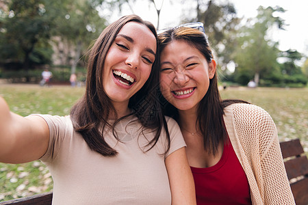 两位快乐的年轻女子笑着自拍的照片图片