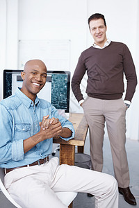 快乐的工人是最有生产力的员工 办公室里两个商务人士的肖像图片