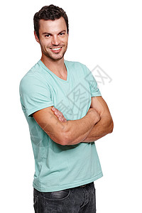 男人 肖像和快乐的模特 面带微笑 双臂交叉 背景是孤立的 冷静 快乐和垂直的休闲积极的人 穿着 T 恤 在工作室里 模型独自站立图片