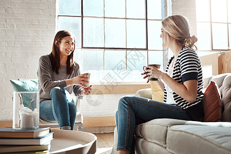 在家里的客厅沙发上 女人 朋友和微笑喝杯咖啡 交谈或参加社交活动 一起放松 快乐的女人在沙发上的公寓里享受下午茶时间 聊天或八卦图片