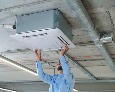 白胡子男正在修理办公室的空调机 他叫承包商工作通风空调男性温度技术技术员天花板电工图片