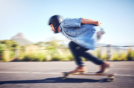 滑板 运动员和在路上快速滑冰以进行健身 锻炼或健康 滑冰者在户外以速度 平衡和安全的方式在沥青上运动的训练 自由和旅行冒险图片