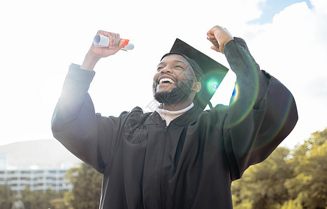 毕业 拳头和黑人庆祝成功 成就和大学目标 毕业快乐 教育庆典和为大学目标 学习奖和学生的希望动机而兴奋图片