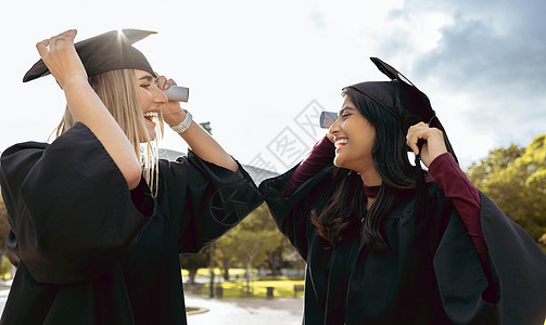毕业女性 朋友和微笑与毕业帽一起 祝贺和学习成功 大学生 z 世代女孩 对多样性 目标和成就的快乐感到兴奋图片