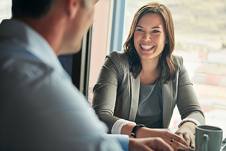 商界人士 伙伴关系和与公司团队 男人和女人一起工作的会议 业务讨论 合作伙伴和协作 通过沟通 网络和微笑取得成功图片