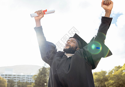 毕业 欢呼和黑人庆祝成功 成就和大学目标 快乐的毕业 教育庆典和对大学目标 学习奖和学生动机的兴奋图片