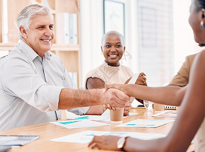 握手 招聘或 CEO 与黑人女性握手 在商务办公室举行求职面试成功会议 伙伴关系 谢谢或快乐的高级人力资源经理握手表示祝贺图片
