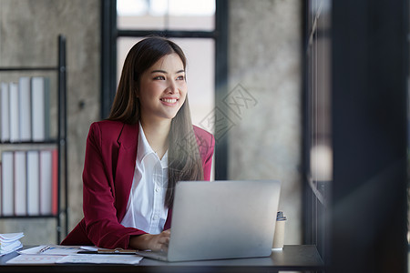 在家庭办公室工作并分析财务报告文件的美丽商业妇女 会计和财务概念 1999年6月1日至2001年6月30日经济投资电脑技术营销人图片