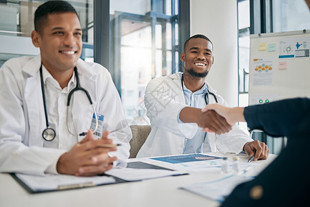 医生 握手和与病人会面 微笑和问候疫苗接种教育 谈话或帮助 黑人 医生和与客户握手以获得健康 医疗保健或临床医学合作工作药品会议图片