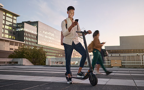 滑板车 拥有智能手机和可持续城市旅行的人 生态友好型交通工具和大学通勤可持续性 大学生 夜间城镇和带电动滑板车的社交媒体电话图片