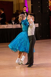 有吸引力的年轻夫妇的孩子跳交际舞 女孩和男孩舞者拉丁裔国际舞蹈情绪舞蹈家联合会比赛运动程序世界少年孩子们音乐图片