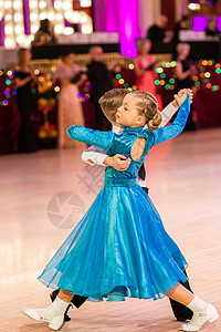 有吸引力的年轻夫妇的孩子跳交际舞 女孩和男孩舞者拉丁裔国际舞蹈舞厅计划参赛者体育音乐大厅世界舞蹈家情绪裙子背景图片