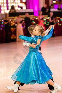 有吸引力的年轻夫妇的孩子跳交际舞 女孩和男孩舞者拉丁裔国际舞蹈舞厅计划参赛者体育音乐大厅世界舞蹈家情绪裙子图片