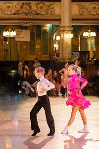 有吸引力的年轻夫妇的孩子跳交际舞 女孩和男孩舞者拉丁裔国际舞蹈观众程序裙子世界孩子们标准夫妻戏服联合会计划图片