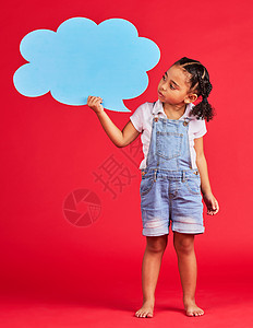 儿童 谈话或语音泡沫 用于想法 意见或对社交媒体 愿景或新闻的孤立红色背景进行投票 思考 孩子或女孩 带有横幅 纸或纸板海报 用图片