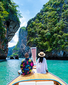 泰国甲米的长尾船 一对男女在热带岛屿 4 岛旅行海滩假期女性石灰石海岸悬崖奢华快乐蜜月冒险图片