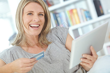 在线购物 平板电脑或快乐的客户使用信用卡进行数字银行支付 金融科技或金融销售 网站商店 电子商务礼品卡或女性搜索电子商务零售产品图片