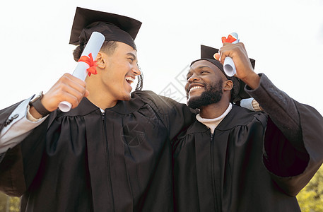 毕业 庆祝和有文凭 成功和自豪的朋友 快乐的人 研究生和学习目标证书 认证教育 激励和获奖活动的奖励和微笑背景图片