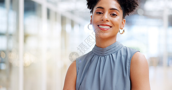 领导层 企业和黑人女性带着目标 使命和愿景在企业工作场所眨眼 成功 创业和快乐的女企业家 拥有快乐的心态 动力和信心职业女士管理图片