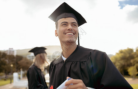 毕业 快乐的人以及在户外大学活动中对成功 成就和学习目标的思考 毕业 教育奖和对未来的微笑 学习的梦想和动力 希望和自豪图片