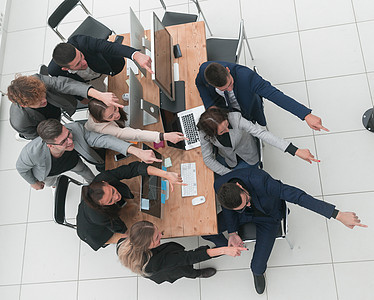 商务团队坐在办公桌前的桌子上风暴领导者人士讨论商业文化笔记本职员屏幕职业图片