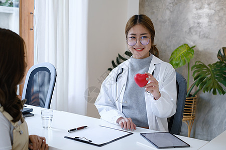 心脏科医生在私人诊所内持有红心病 对心脏概念进行医学技术诊断保健专家医师护士职业检查脉冲情况从业者攻击图片