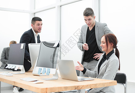 讨论办公室内存在的工作问题的商业小组会议讨论工作问题女性公司职员同事手势团体报告讲话互动男性图片