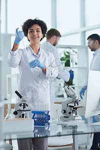 科学家微笑地看着实验室中穿过的照相手手臂生物学管子专家测试学生安全技术保健医生卫生图片