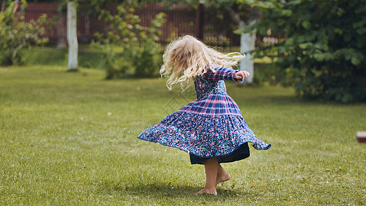 一个穿着礼服的小女孩 在花园里孩子冒险头发女性女士两个人雏菊童年裙子家庭图片