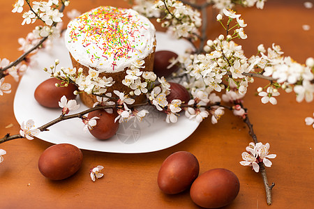 复活节成份 盛开的杏树枝 涂彩蛋和带糖水喷洒的花状复活节蛋糕甜点庆典糕点传统文化面包风格假期美食季节背景图片