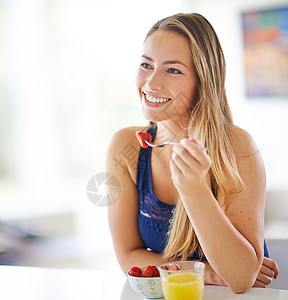 有个年轻女人在家里吃草莓的碗 今天有丰硕的成果图片