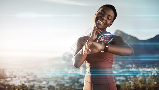 健身 黑人女性和检查数字手表的心率 脉搏或心脏性能 非洲女性在城市锻炼或锻炼后监控全息图 未来派或 3d 手表图片