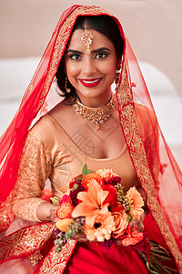 印度婚礼简直就是一场奢侈的婚礼 一位美丽的年轻女子在婚礼前手捧一束鲜花图片