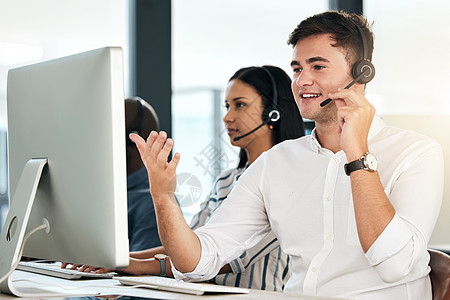 计算机客户支持和 crm 员工在办公室电话咨询 带耳机的互联网和网络呼叫中心员工顾问从事技术咨询和电话营销图片
