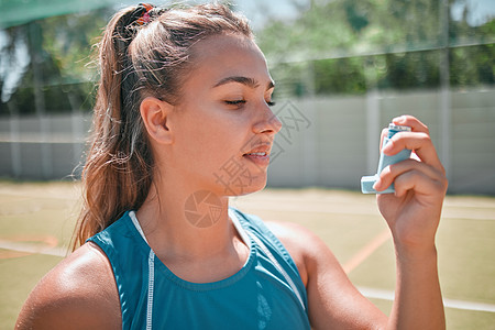 在锻炼游戏 训练或运动比赛挑战中 网球场上的女性 健身或医疗哮喘泵 体育运动员 哮喘患者或网球运动员的保健药物吸入器图片